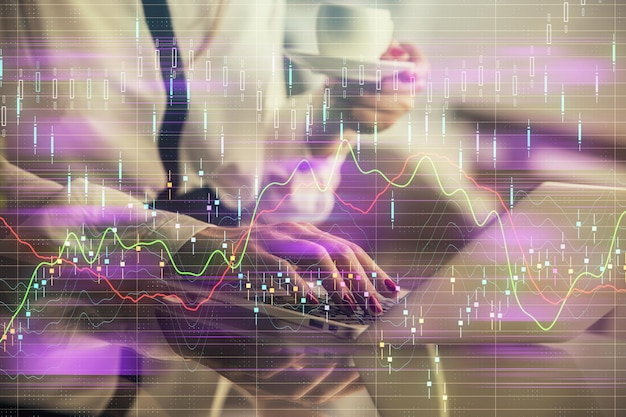 Dubbele blootstelling van zakenvrouw handen typen op computer en financiële grafiek hologram tekening Stock market analysis concept