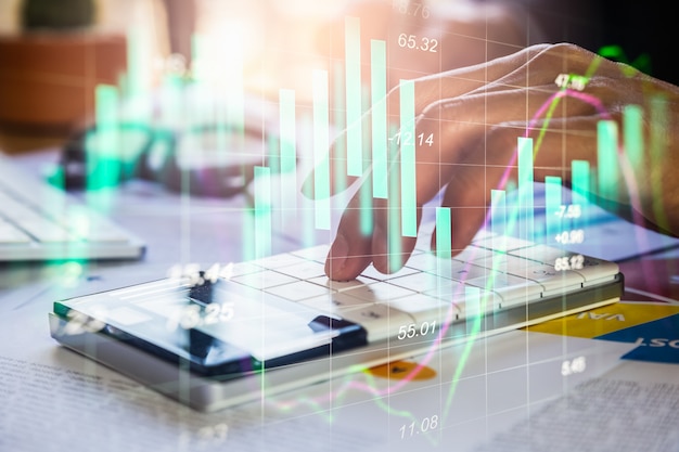 Dubbele blootstellingszakenman en effectenbeurs of forex grafiek.