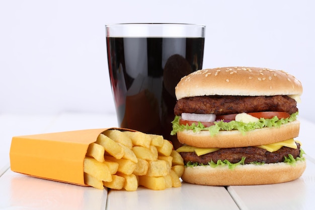 Dubbele hamburger hamburger en friet menu maaltijd combo cola drinken ongezond eten