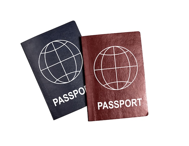 Foto dubbele nationaliteit concept twee paspoorten geïsoleerd op witte achtergrond verandering van verblijfsstatus meervoudige nationaliteit naturalisatie