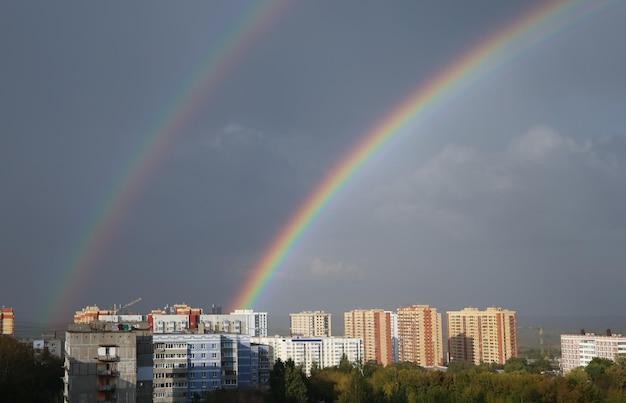 dubbele regenboog boven de stad