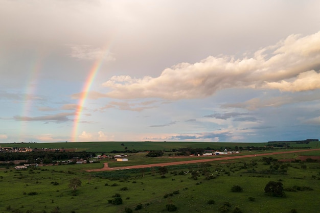 Dubbele regenboog boven drone-weergave in landelijk gebied