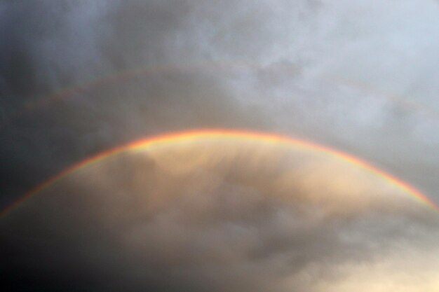 Dubbele regenboog in dramatische lucht