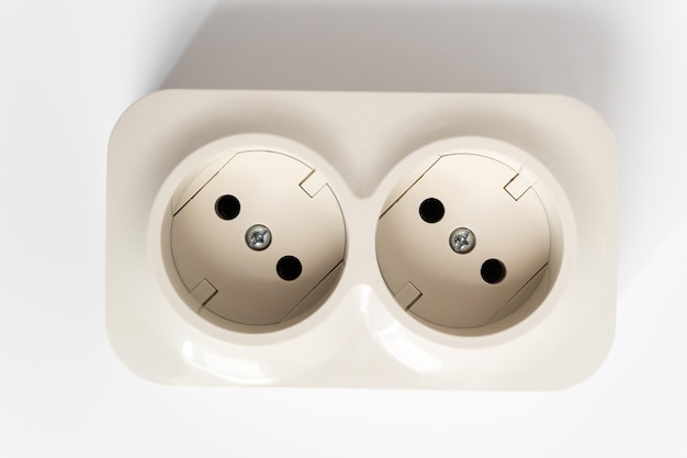 Dubbele socket op een witte achtergrond twee sockets verenigd door één monolithische behuizing