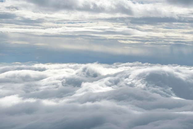 Dubbele wolkenchaoslaag op blauwe lucht