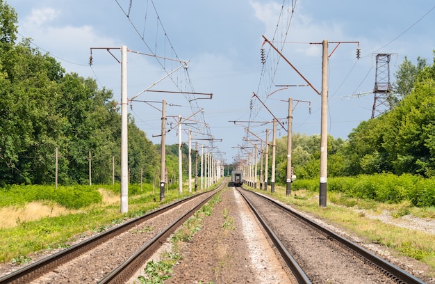 Dubbelsporige geëlektrificeerde spoorlijn in Oekraïne