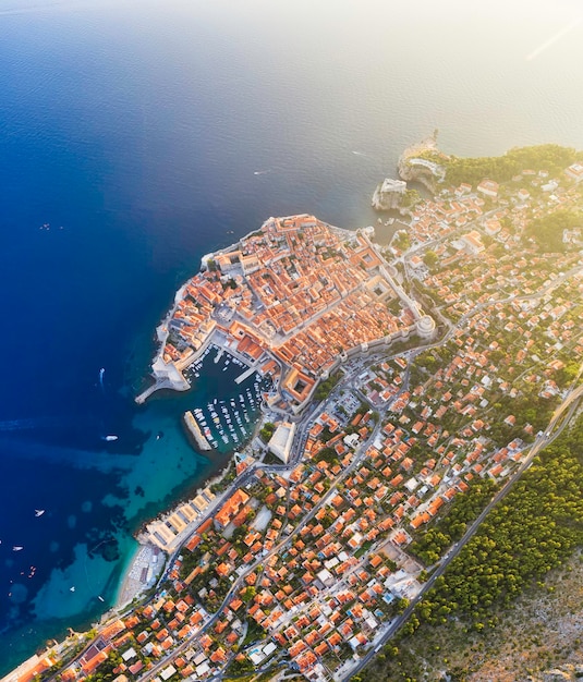 Dubrovnik croazia veduta aerea sulla città vecchia vacanze e avventura città e mare vista dall'alto dal drone al vecchio castello e al mare blu immagine di viaggio