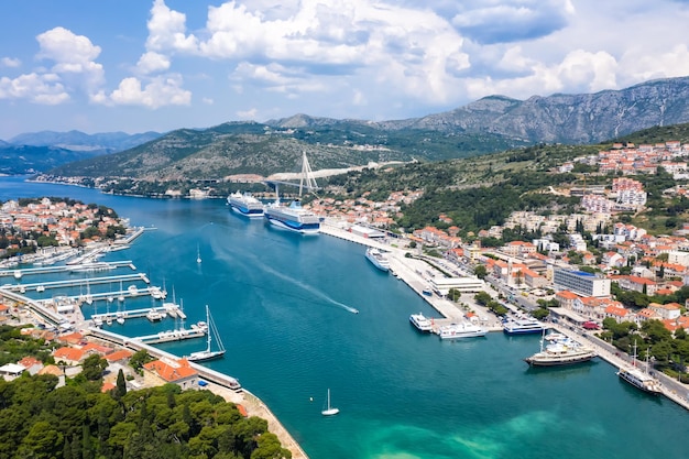 Foto dubrovnik jachthaven en haven op de middellandse zee vakantie dalmatië luchtfoto op reis in kroatië