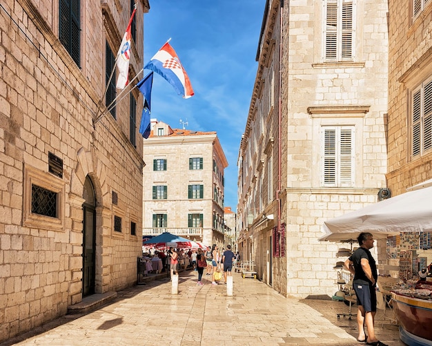 Dubrovnik, Kroatië - 20 augustus 2016: Mensen op oude krappe straat in Dubrovnik, Kroatië