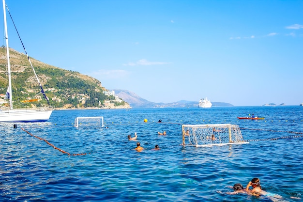 Dubrovnik kroatië augustus 2016 waterpolo spelen in het water in dubrovnik