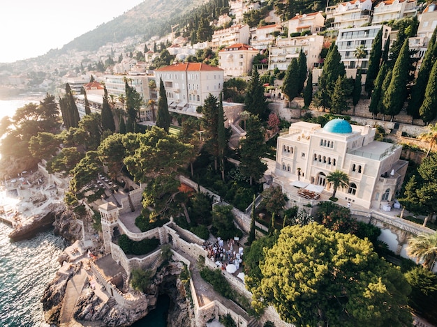 Dubrovnik kroatië juni luchtfoto van het grondgebied van grote villa argentinië en villa sheherezade