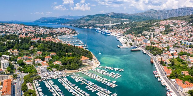 Photo dubrovnik marina and harbor at mediterranean sea vacation dalmatia aerial photo view panorama traveling in croatia