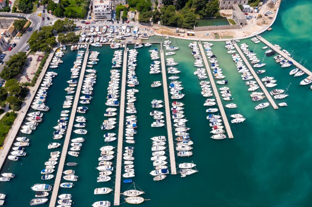 Foto marina di dubrovnik con barche in vacanza sul mare mediterraneo dalmazia vista aerea dall'alto in viaggio in croazia