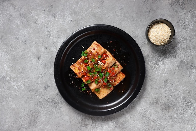 Dubu Jorim is een Koreaanse gestoofde tofu. Gebakken Tofu Met Sojasaus En Pepers.