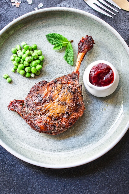 Carne di pollame al forno con coscia d'anatra confit