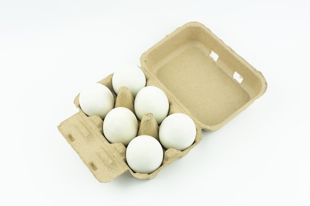 Pacchetto delle uova dell'anatra isolato su fondo bianco