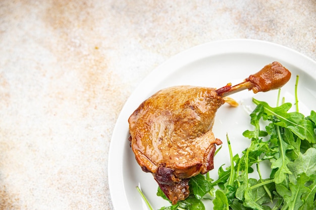 Photo duck leg confit with berry sauce poultry meat second course vegetable delicious healthy eating cooking appetizer meal food snack on the table copy space food background rustic top view