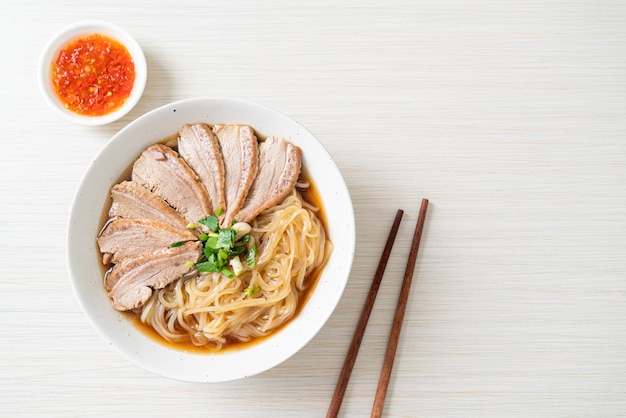 鴨の煮込みスープと鴨麺