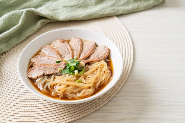 鴨の煮込みスープと鴨麺