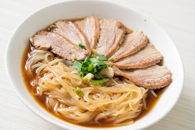 鴨の煮込みスープと鴨麺