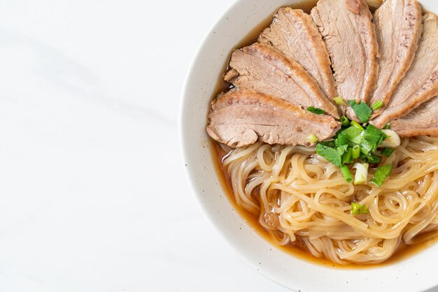 Foto spaghetti di anatra con zuppa di anatra stufata