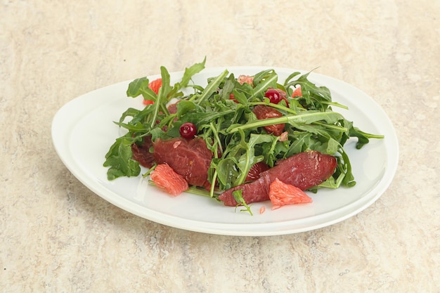 Duck salad with ruccola and grapefruit