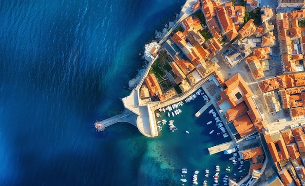 Dudrovnikクロアチア旧市街の空撮休暇と冒険町と海旧城と紺碧の海のドローンからの上面図旅行画像