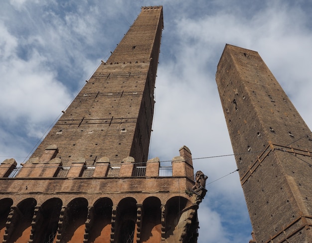 Photo due torri (two towers) in bologna