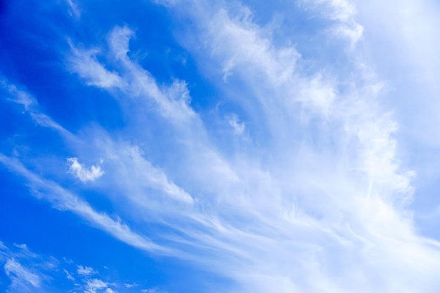 Duidelijk mooie blauwe lucht met unieke wolk