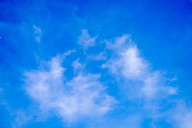 Duidelijk mooie blauwe lucht met unieke wolk