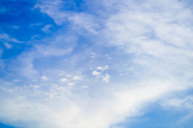 Duidelijk mooie blauwe lucht met unieke wolk