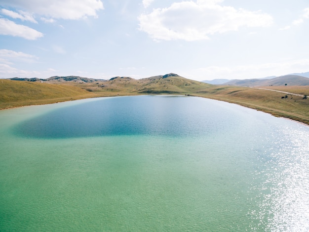 Duidelijk water van meer vrazje tegen de achtergrond van bergen montenegro