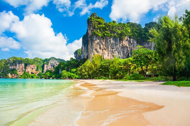 Duidelijk waterstrand in Thailand