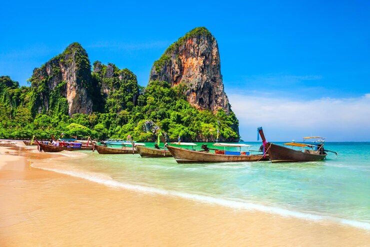 Duidelijk waterstrand in Thailand