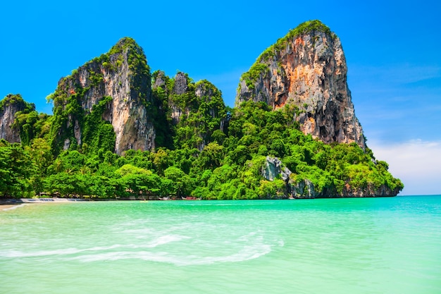 Foto duidelijk waterstrand in thailand