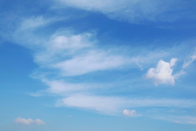 Duidelijke blauwe hemel met witte wolken in de zomertijd. Natuur achtergrond concept.