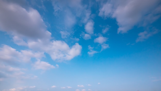 Duidelijke en zonsonderganghemel met wolk in de zomer