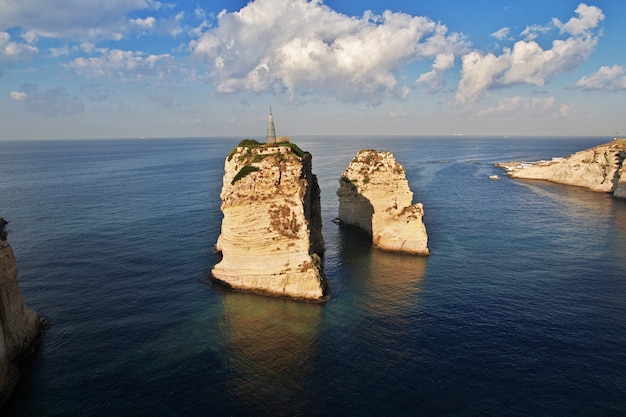 Duifklippen aan waterkant van Beiroet, Libanon