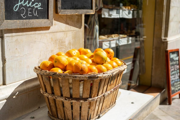 Duik in de voedingscultuur van Mallorca, waar de traditionele straten de liefde van het eiland voor sinaasappels, paprika's en mediterrane vruchten tonen.