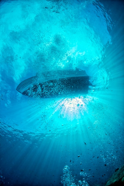 Duikbootschip van onderwater blauwe oceaan met zonnestralen