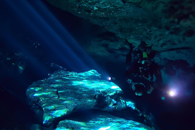 duiken in de cenotes, mexico, gevaarlijke grotten duiken op de yucatan, donker grotlandschap onder water