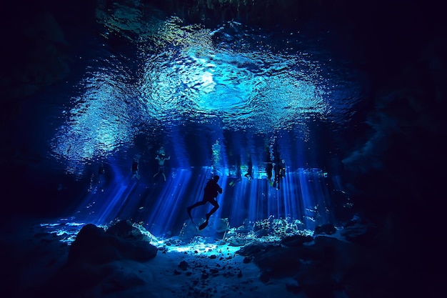 duiken in de cenotes, mexico, gevaarlijke grotten duiken op de yucatan, donker grotlandschap onder water