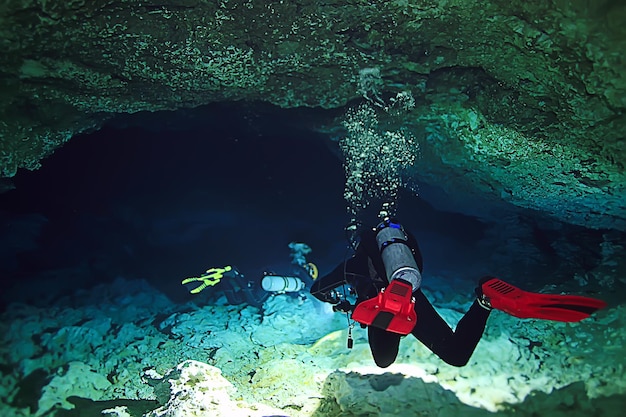 duiken in de cenotes, mexico, gevaarlijke grotten duiken op de yucatan, donker grotlandschap onder water