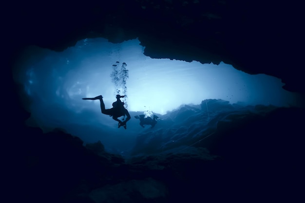 duiken in de cenotes, mexico, gevaarlijke grotten duiken op de yucatan, donker grotlandschap onder water