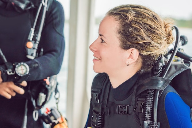 Foto duiker bereidt zich voor om de zee in te duiken