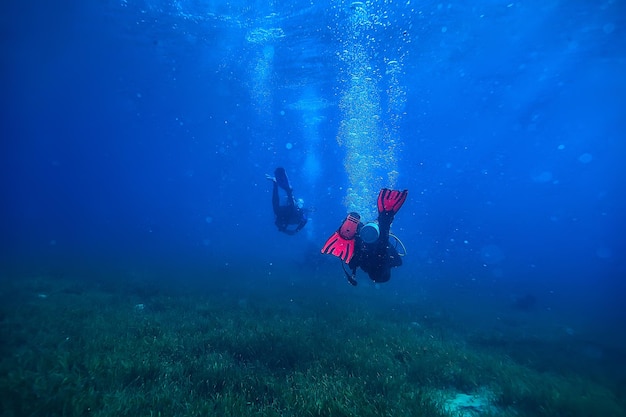 duiker flippers uitzicht vanaf de achterkant onder water, onderwater zicht op de rug van een persoon die zwemt met duiken