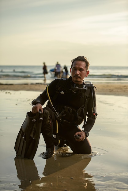 Duikerredding in wetsuituitrusting om te duiken het concept van sportrecreatiereizen