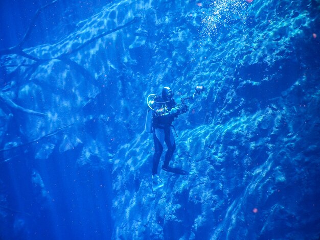 Duikers in blauwe waterlagune