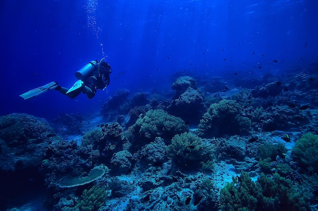 duikers in de oceaan, onderwatersport actieve recreatie in de diepe oceaan