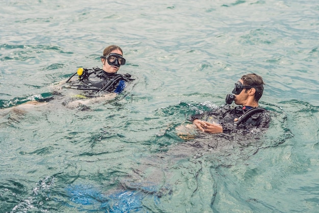 Duikers op het wateroppervlak klaar om te duiken